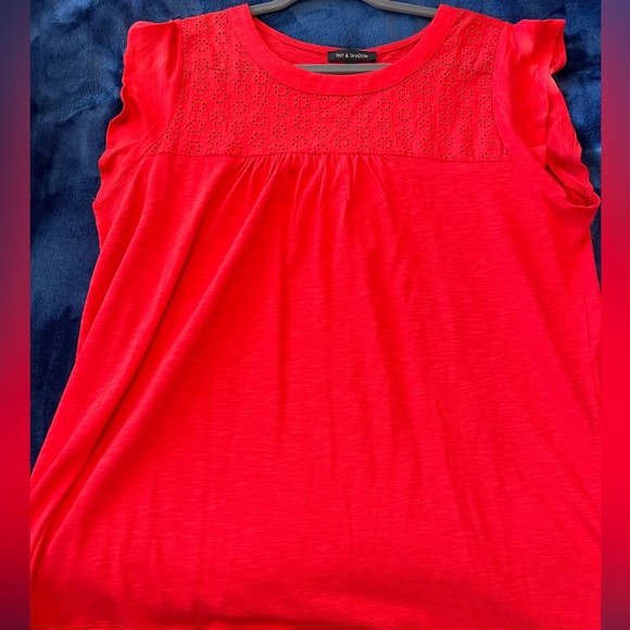 Tint & Shadow Coral shirt. Embroidered top and Ruffles cap sleeve - Picture 4 of 5